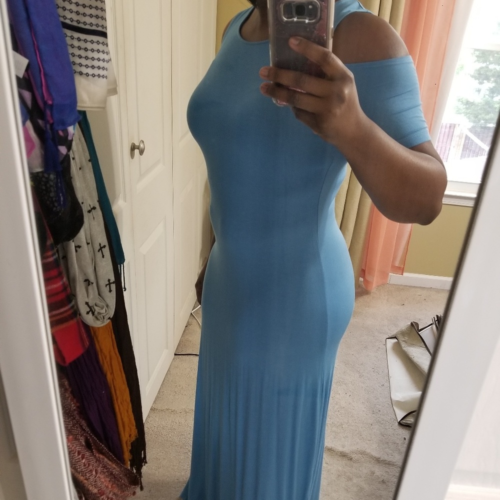 NWOT Cut Out Shoulder Maxi Dress